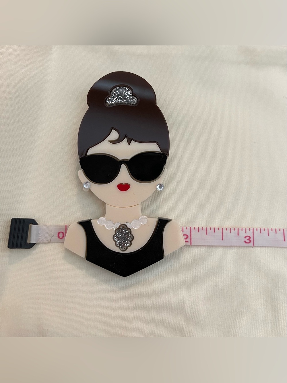 RARE Baccurelli Audrey Hepburn Breakfast at Tiffany’s Brooch Pin - Picture 5 of 6